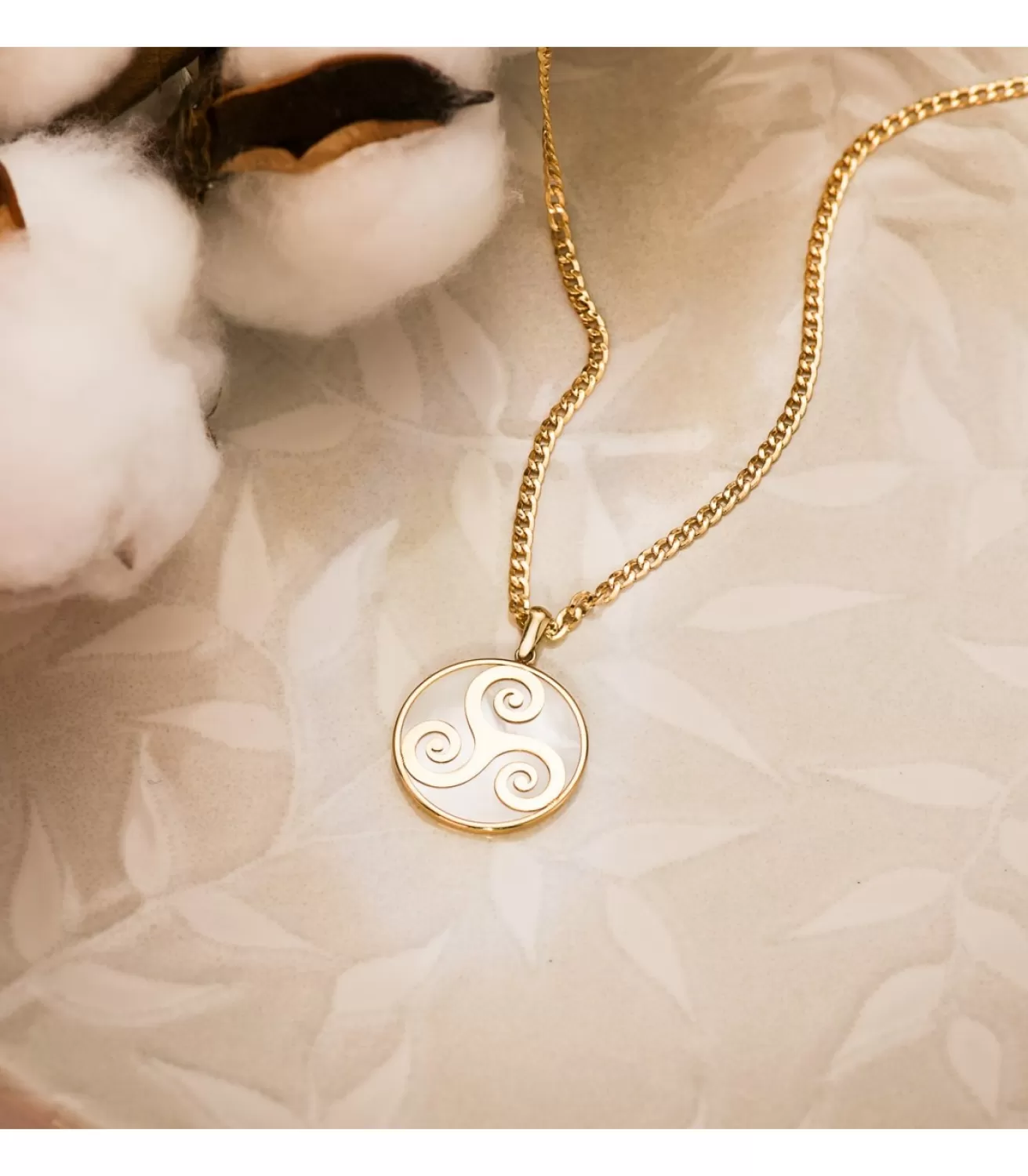 Colgante Celta Triskel Oro Amarillo 18K Nacar<Alda Joyeros Fashion