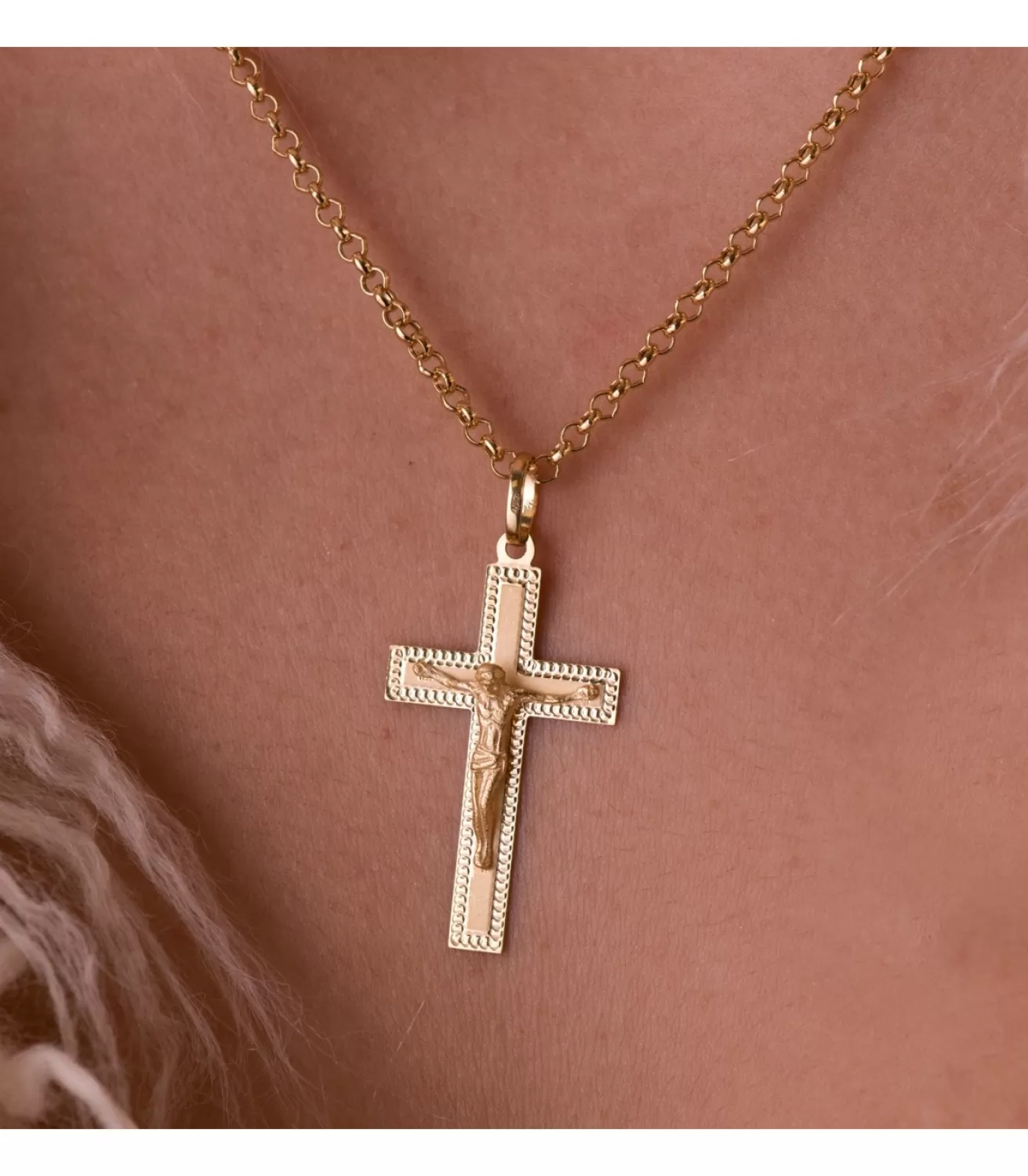 Cruz Cristo Plana Tallada Oro Amarillo 18 K<Alda Joyeros Fashion