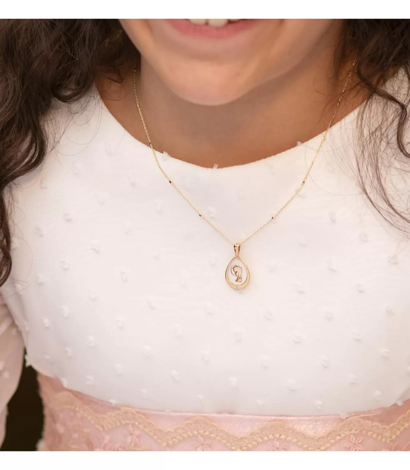 Medalla Comunion Oro 18K Virgen Niña Nacar Lagrima<Alda Joyeros Fashion
