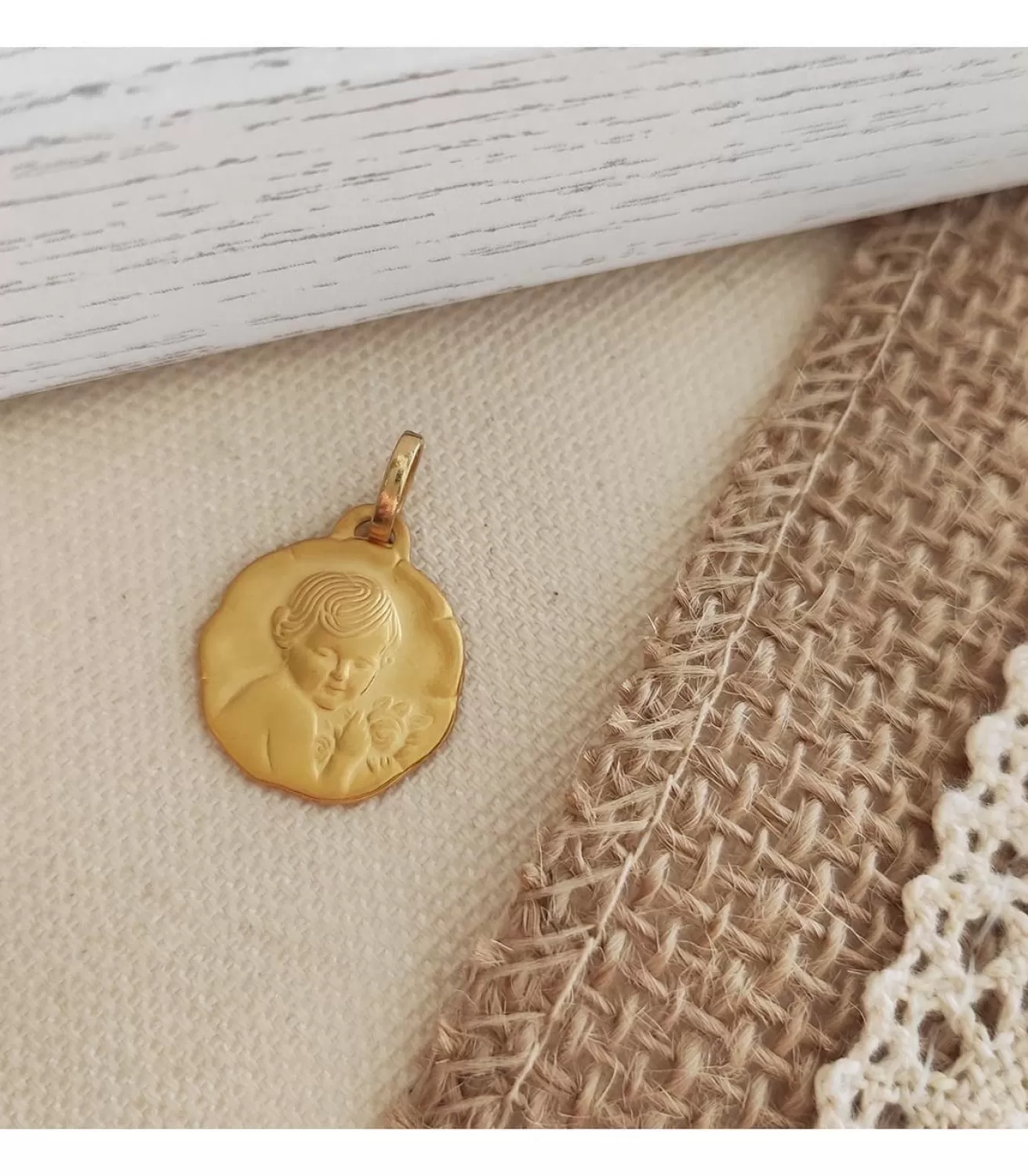 Medalla Dulce Nino De La Flor Oro 18K 15Mm<Alda Joyeros Shop