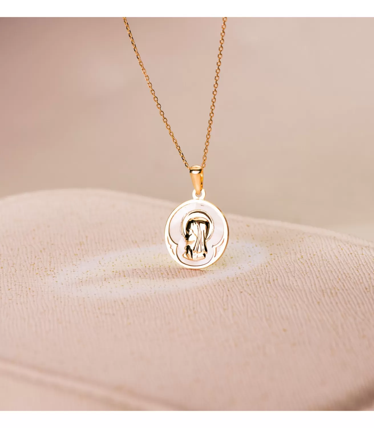 Medalla Nacar Redonda Virgen Niña Oro 18 K 15 Mm<Alda Joyeros Discount