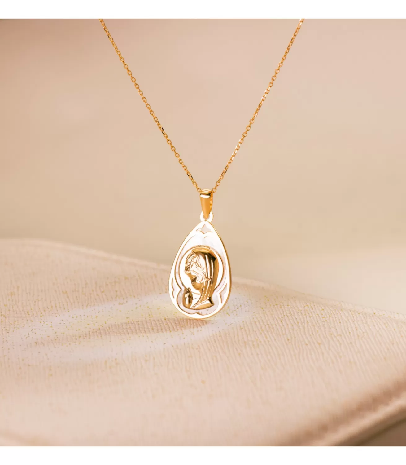 Medalla Nacar Virgen Niña Gota Oro 18 K 19 Mm<Alda Joyeros Best Sale