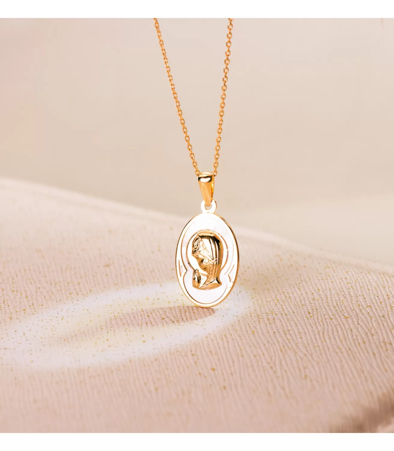Medalla Nacar Virgen Niña Oval Oro 18 K 17 Mm<Alda Joyeros Cheap