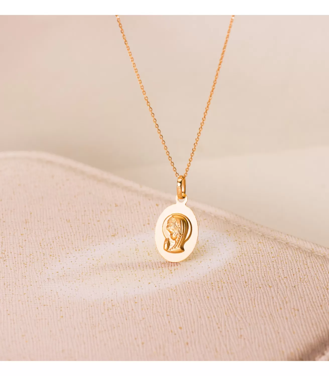 Medalla Oval Virgen Niña 18K Mate 19 Mm<Alda Joyeros Online