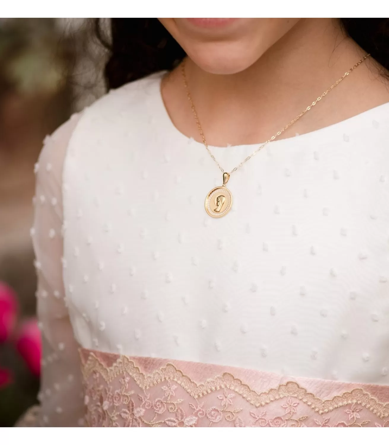 Medalla Virgen Niña Oro Bicolor 18 Ktes Calado Geometrico 18Mm<Alda Joyeros New