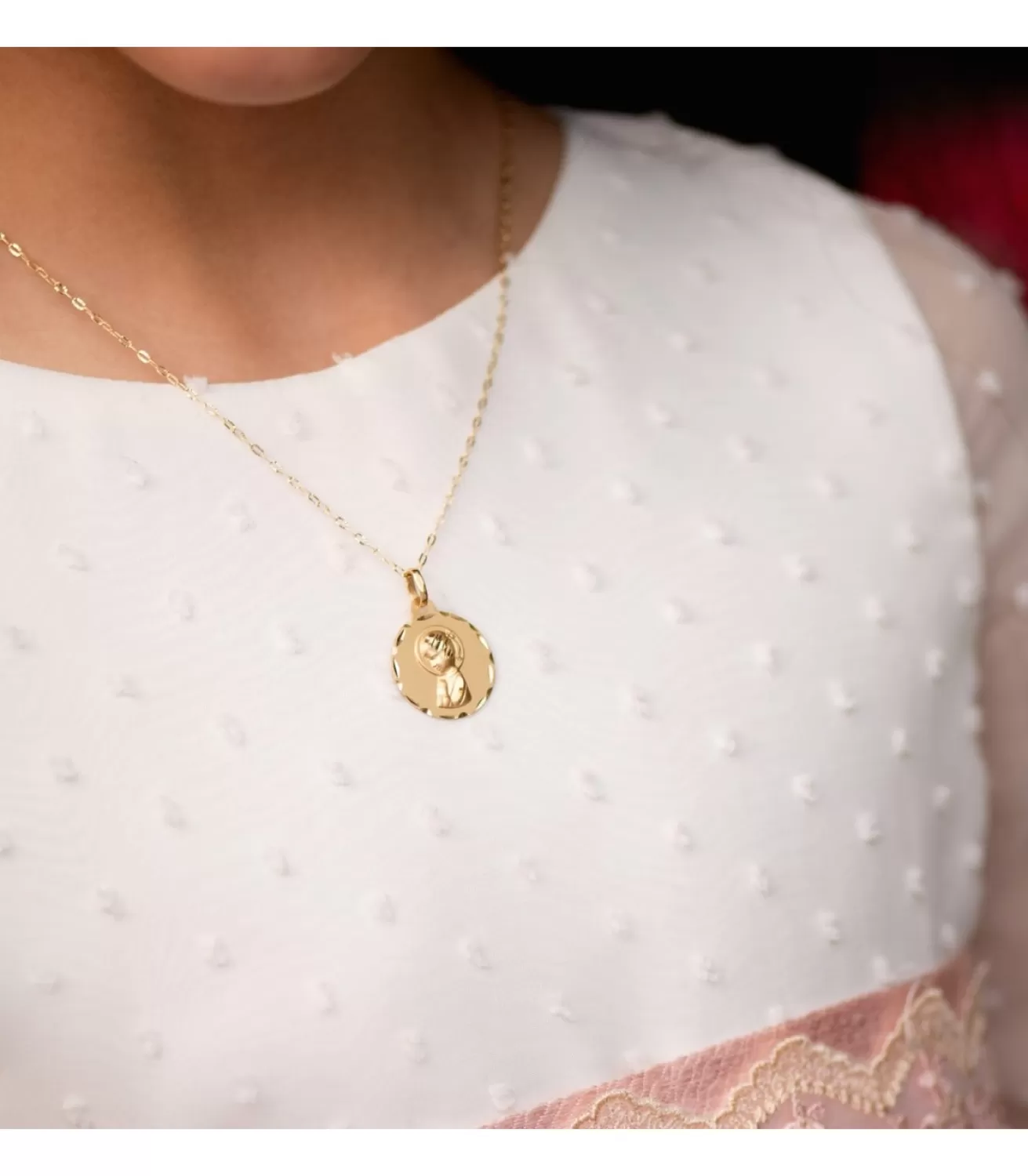 Medalla Virgen Niña Tallada 18 Ktes 18 Mm<Alda Joyeros Fashion