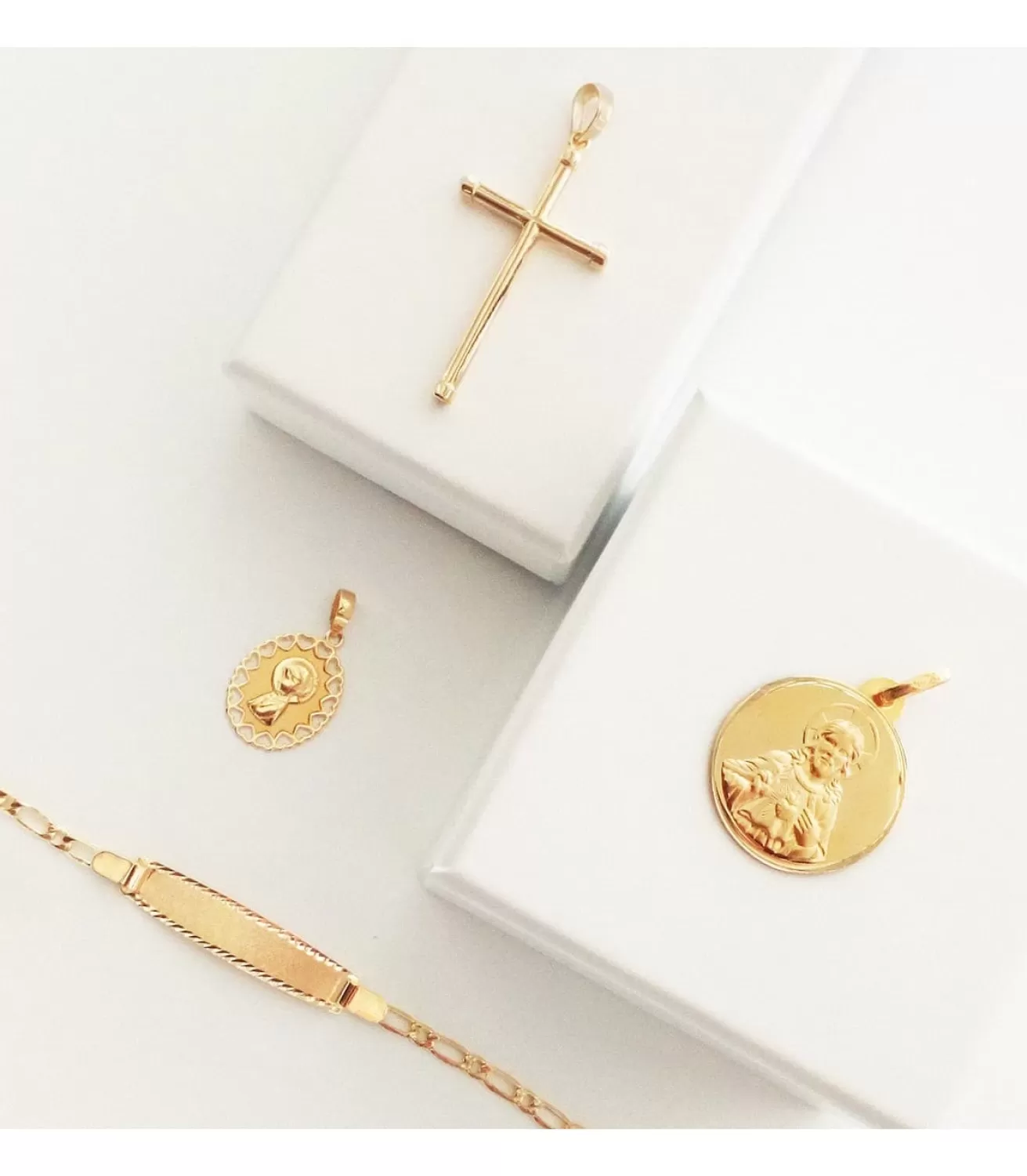 Sagrado Corazon De Jesus Bisel Oro 18K 18 Mm<Alda Joyeros Fashion